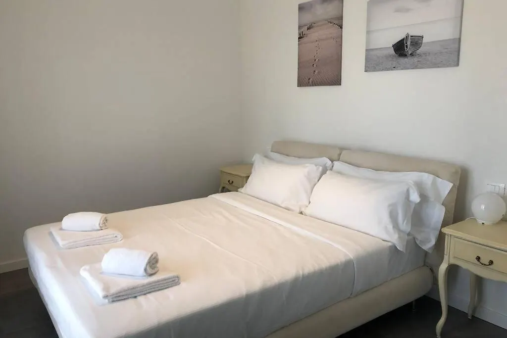 *Central Lakeside Apt*Swimming Pool & Free Parking Peschiera del Garda 0*,  Italië